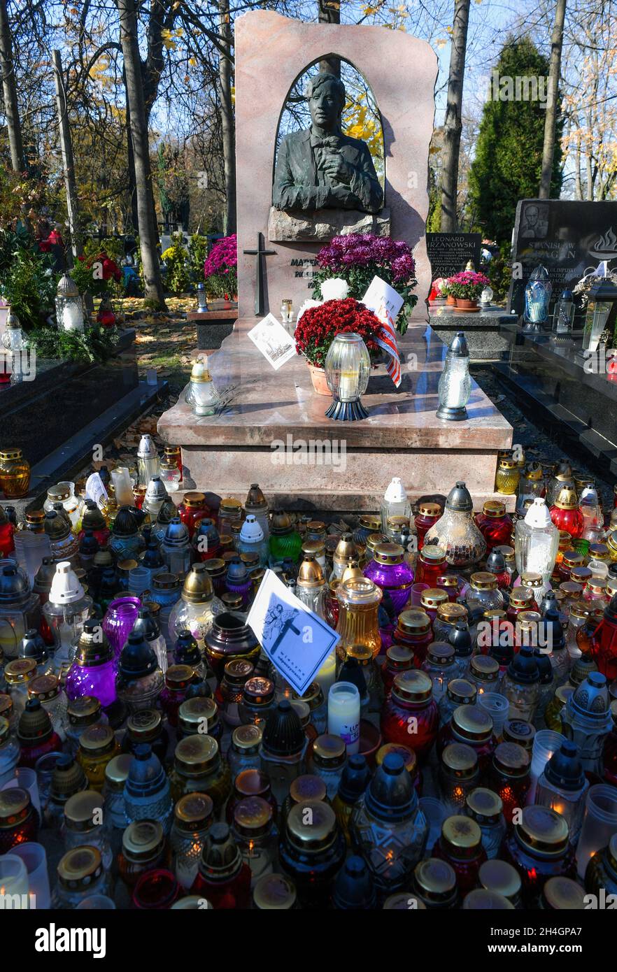 Krakow, Poland. 01st Nov, 2021. Meritorious Avenue at the Rakowice Cemetery with candles lit in front of the singer Marek Grechuta's grave, during All Saints Day, a traditional feast at Krakow Catholic cemeteries. (All Day of the Dead) Credit: SOPA Images Limited/Alamy Live News Stock Photo