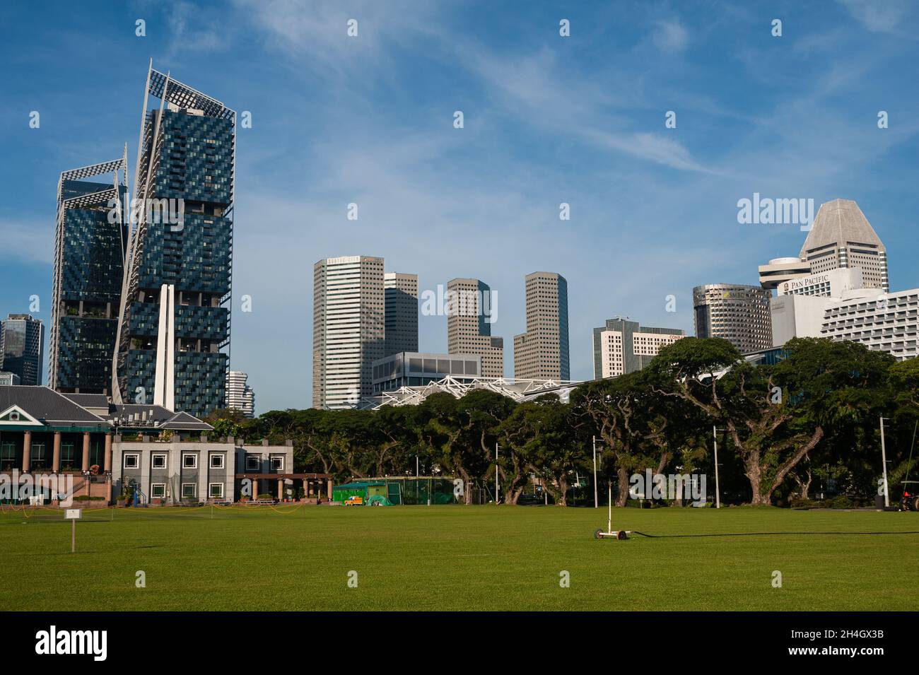 27.10.2021, Singapore, Republic of Singapore, Asia - View of the city skyline at the downtown district with its skyscrapers and the Padang Field. Stock Photo