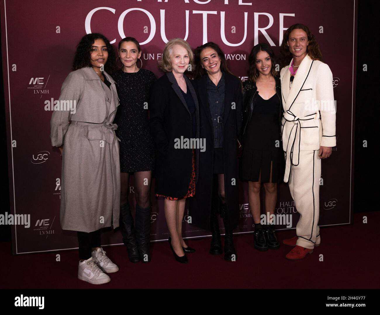 Paris, France, on November 2, 2021. From 2L to 2R : French actress Clotide Courau, French actress Nathalie Baye, French director Sylvie Ohayon and French Algerian actress Lyna Khoudri pose during the premiere of the film Haute Couture, in Paris, France, on November 2, 2021. Photo by Daniel Derajinski/ABACAPRESS.COM Stock Photo