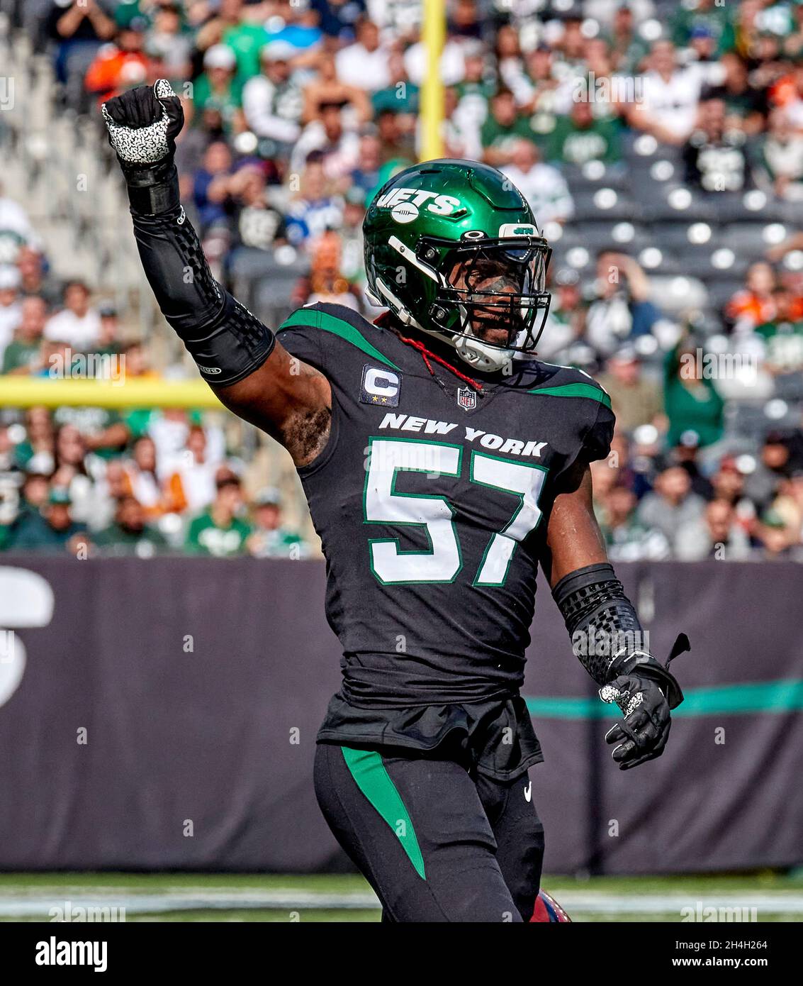 East Rutherford, New Jersey, USA. 3rd Nov, 2021. New York Jets middle  linebacker C.J. Mosley (57) reacts after making a play against Cincinnati  Bengals wide receiver Tyler Boyd (83) during a NFL