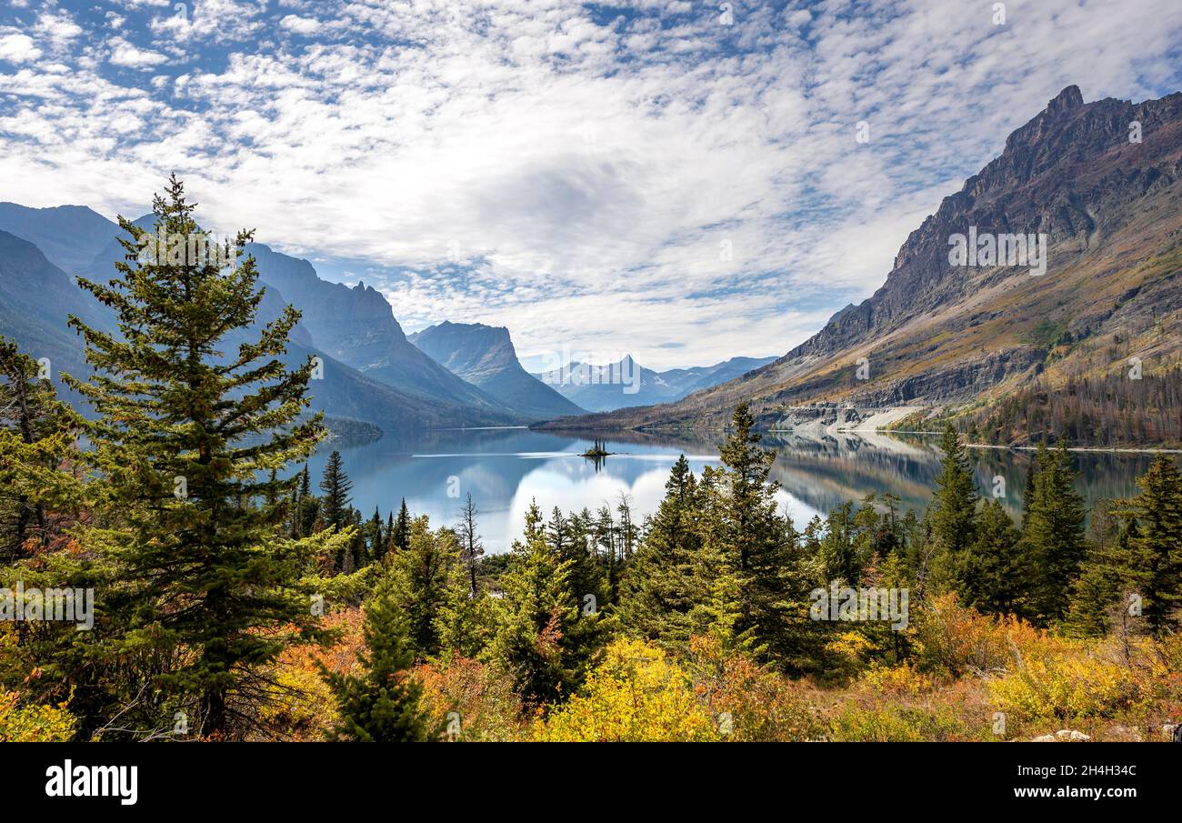 View over Saint Mary Lake with Wild Goose Island in autumn, mountains in the back Mahtotopa Mountain, Lille Chief Mountain, Fusillade Mountain and Stock Photo