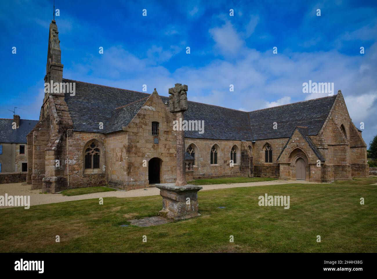 Church Eglise paroissiale Ste Anne St Laurent, Bourg, Tregastel, Cotes d'Armor, Brittany, France Stock Photo