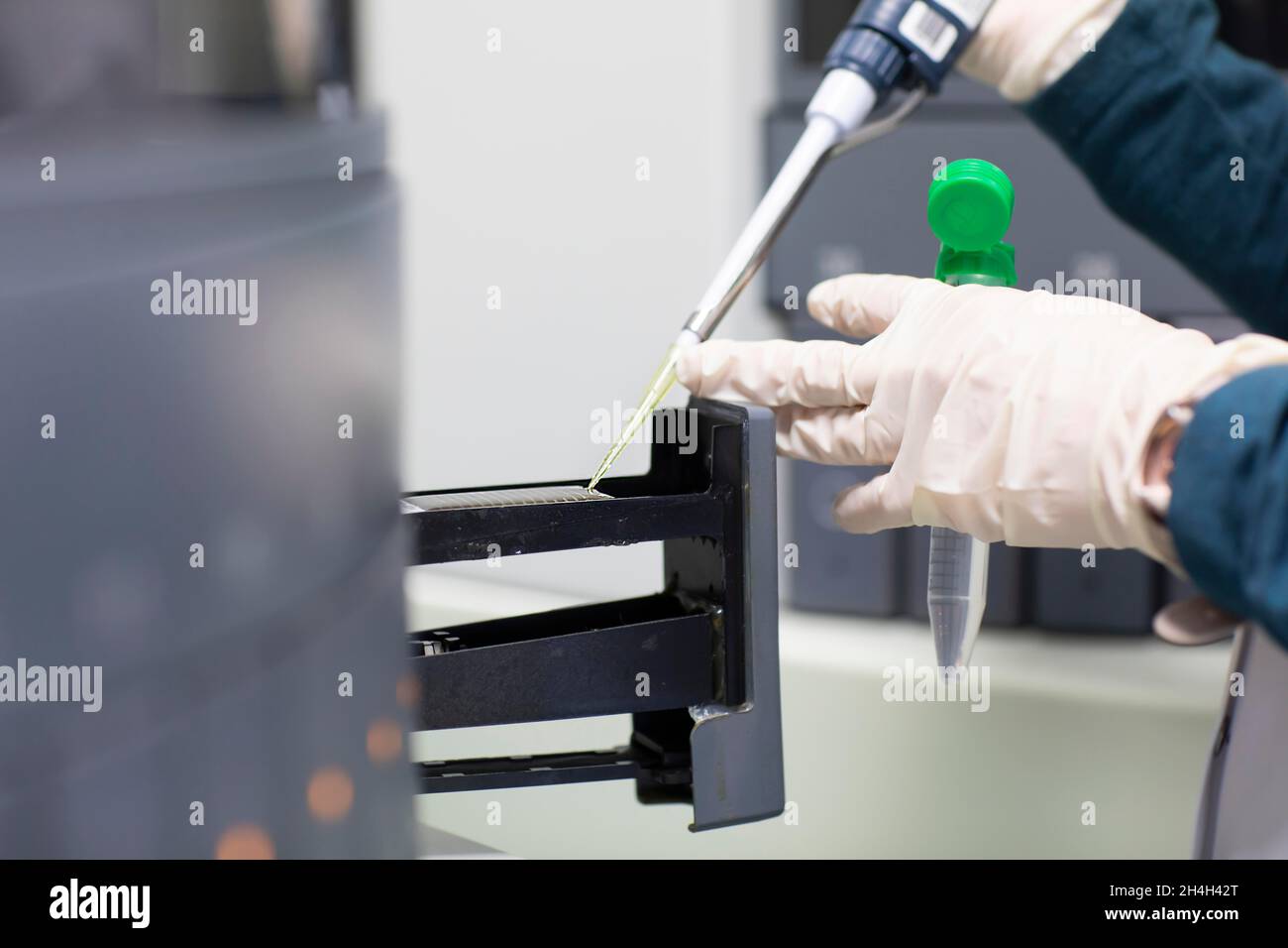 Sample processing with laboratory equipment in a histology laboratory