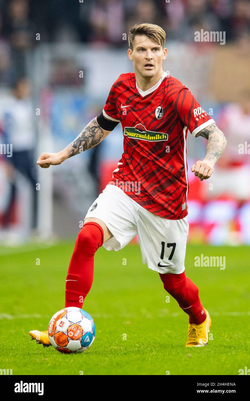 30 October 2021, Baden-Wuerttemberg, Freiburg im Breisgau: Football: Bundesliga, SC Freiburg - SpVgg Greuther Fürth, Matchday 10, Europa-Park Stadion. Freiburg's Lukas Kübler in action. IMPORTANT NOTE: In accordance with the regulations of the DFL Deutsche Fußball Liga and the DFB Deutscher Fußball-Bund, it is prohibited to use or have used photographs taken in the stadium and/or of the match in the form of sequence pictures and/or video-like photo series. Photo: Tom Weller/dpa - IMPORTANT NOTE: In accordance with the regulations of the DFL Deutsche Fußball Liga and/or the DFB Deutscher Fußbal Stock Photo