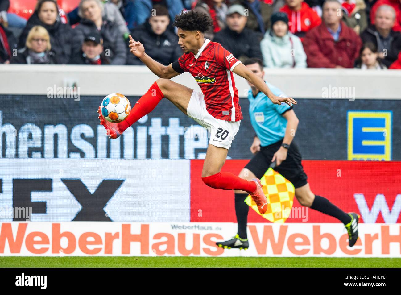 30 October 2021, Baden-Wuerttemberg, Freiburg im Breisgau: Football: Bundesliga, SC Freiburg - SpVgg Greuther Fürth, Matchday 10, Europa-Park Stadion. Freiburg's Kevin Schade in action. IMPORTANT NOTE: In accordance with the regulations of the DFL Deutsche Fußball Liga and the DFB Deutscher Fußball-Bund, it is prohibited to use or have used photographs taken in the stadium and/or of the match in the form of sequence pictures and/or video-like photo series. Photo: Tom Weller/dpa - IMPORTANT NOTE: In accordance with the regulations of the DFL Deutsche Fußball Liga and/or the DFB Deutscher Fußbal Stock Photo