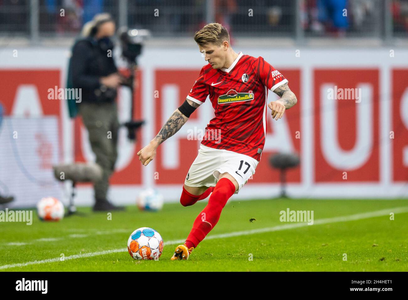 30 October 2021, Baden-Wuerttemberg, Freiburg im Breisgau: Football: Bundesliga, SC Freiburg - SpVgg Greuther Fürth, Matchday 10, Europa-Park Stadion. Freiburg's Lukas Kübler in action. IMPORTANT NOTE: In accordance with the regulations of the DFL Deutsche Fußball Liga and the DFB Deutscher Fußball-Bund, it is prohibited to use or have used photographs taken in the stadium and/or of the match in the form of sequence pictures and/or video-like photo series. Photo: Tom Weller/dpa - IMPORTANT NOTE: In accordance with the regulations of the DFL Deutsche Fußball Liga and/or the DFB Deutscher Fußbal Stock Photo