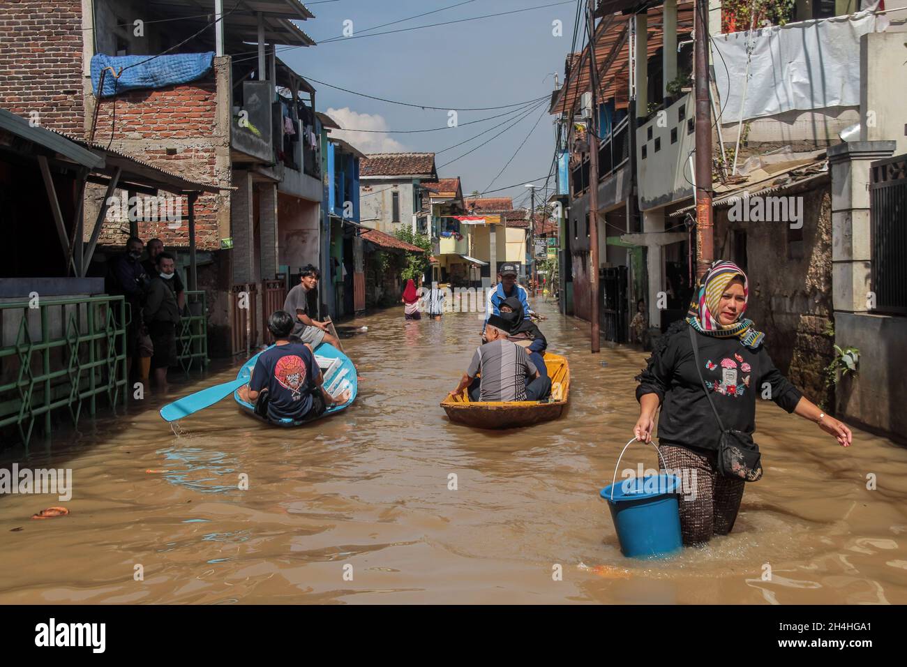 Dayeuhkolot, Indonesia. 03rd Nov, 2021. Residents are being evacuated by using the boats.Citarum river overflowed due to the heavy rainfall inundating thousands of houses in Bandung regency including Dayeuhkolot, Bojongsoang, and Baleendah. Credit: SOPA Images Limited/Alamy Live News Stock Photo
