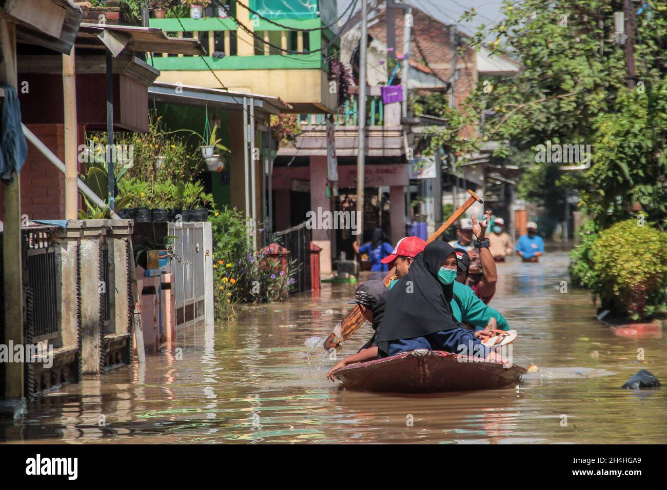 Dayeuhkolot, Indonesia. 03rd Nov, 2021. Residents are being evacuated by using a boat.Citarum river overflowed due to the heavy rainfall inundating thousands of houses in Bandung regency including Dayeuhkolot, Bojongsoang, and Baleendah. Credit: SOPA Images Limited/Alamy Live News Stock Photo