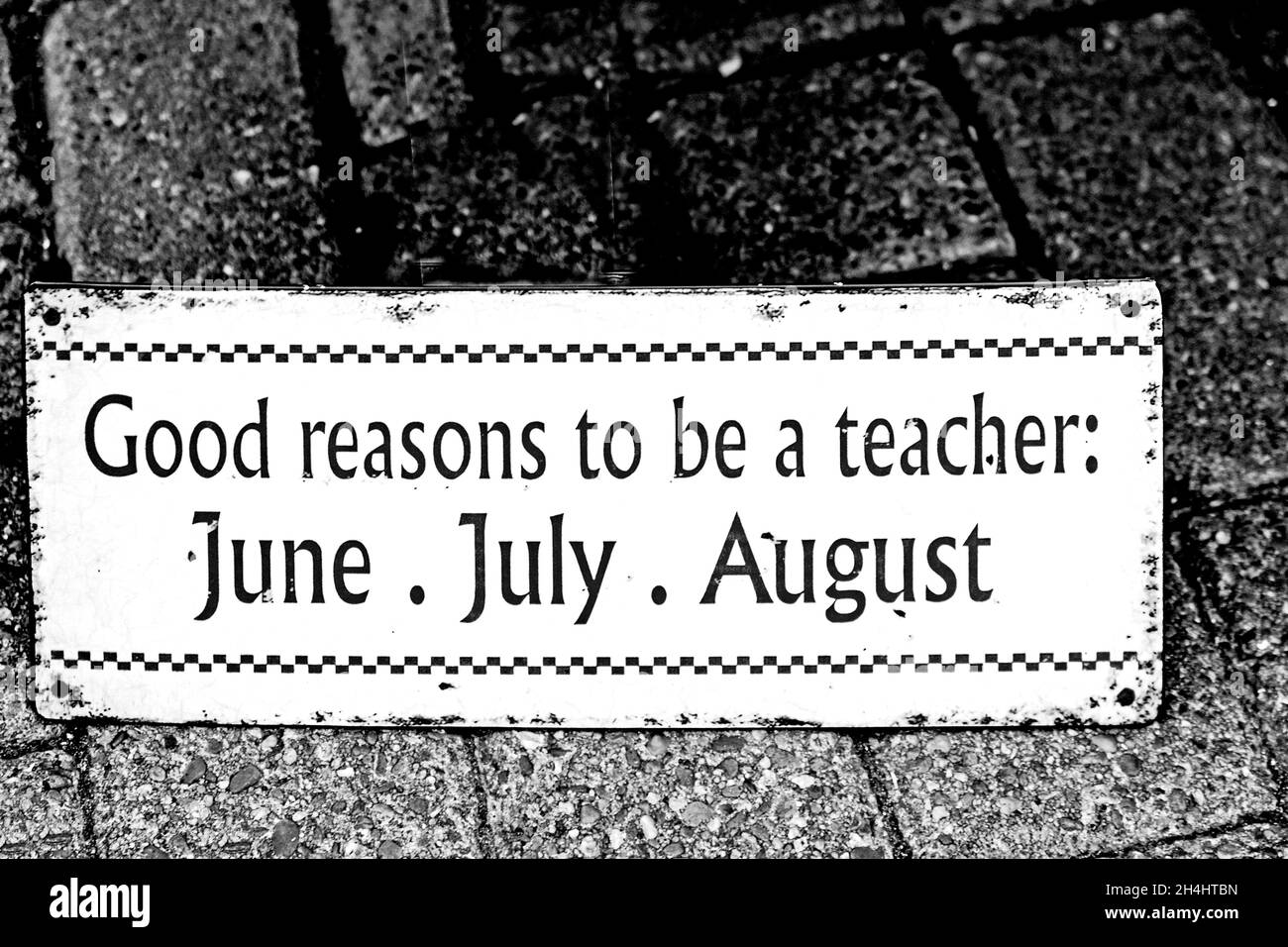 Funny sayings about teachers on plates on display; humorvolle Sprüche über lehrer auf ausgestellten Metallplatten vor einem laden Stock Photo