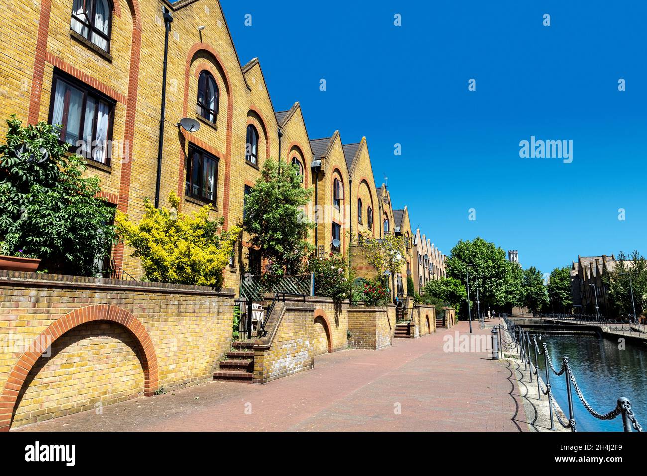 Houses alongside the Ornamental Canal in Wapping, London, UK Stock Photo