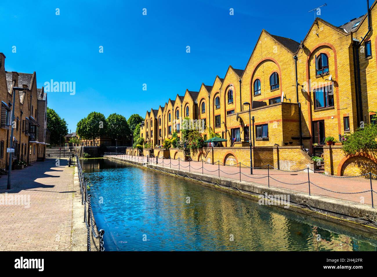 Houses alongside the Ornamental Canal in Wapping, London, UK Stock Photo