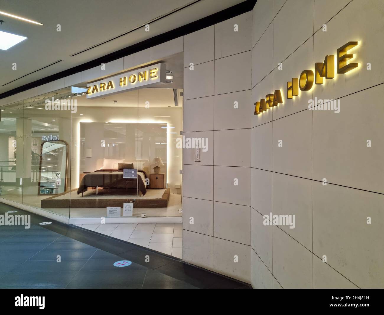 Zara inside interior hi-res stock photography and images - Alamy