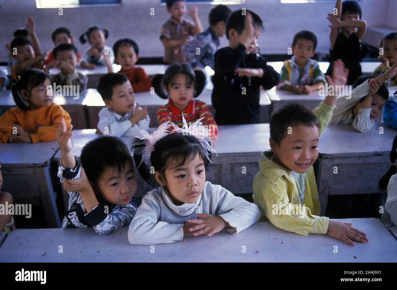 Chinese school children primary school kids in classroom. Yiwu, Zhejiang Province, China. Franglin village primary community school. 2000s, 2001 HOMER SYKES Stock Photo