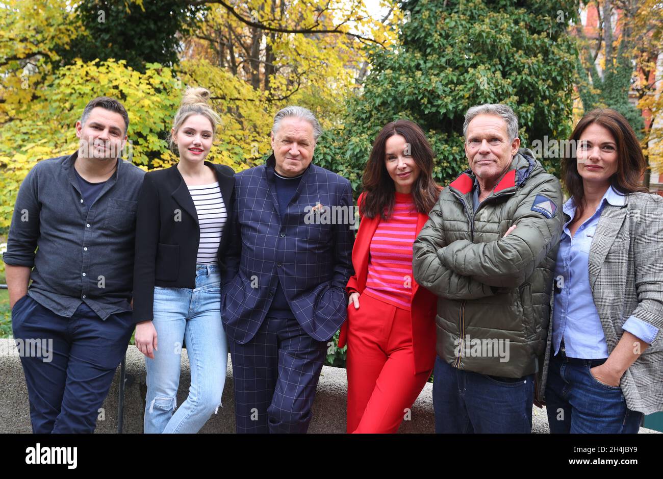 Munich, Germany. 03rd Nov, 2021. The actors Paul Sedlmeir (l-r), Mitsou ...