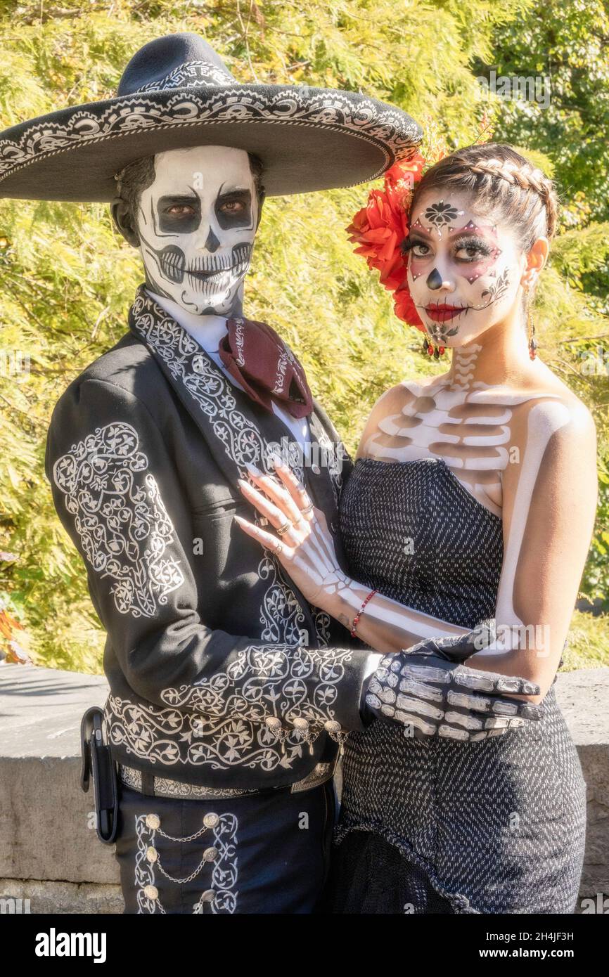 Couple Dressed as La Catrina and Señor Bones Characters, Dia De Los ...