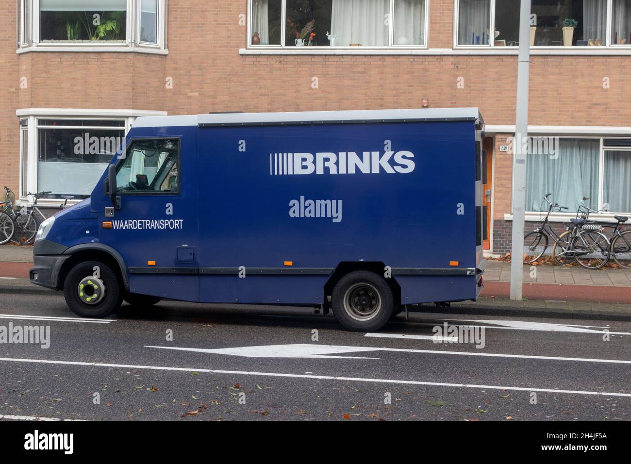 Brinks armored truck hires stock photography and images Alamy