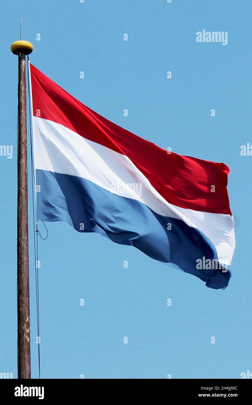 Die niederländische Flagge weht im Wind vor einem blauen Himmel, Niederlande Stock Photo