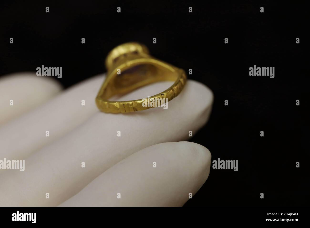 Jerusalem. 3rd Nov, 2021. Photo taken on Nov. 3, 2021 shows a 1,300-year-old gold ring at the Israeli Antiquities Authority lab in Jerusalem. Israeli archaeologists have found a gold ring dating back to over 1,300 years ago, the Israel Antiquities Authority (IAA) said on Tuesday. The 5.11-gram ring, set with an inlay of a silica purple stone called amethyst, has been unearthed in an excavation at the city of Yavne in central Israel, the IAA added. Credit: Gil Cohen Magen/Xinhua/Alamy Live News Stock Photo