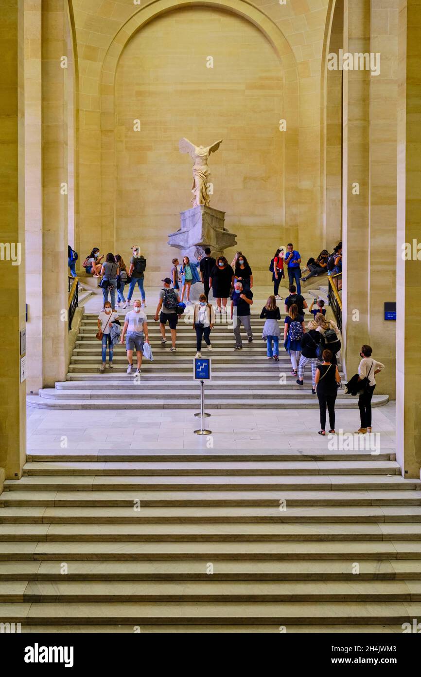 winged victory of samothrace the louvre