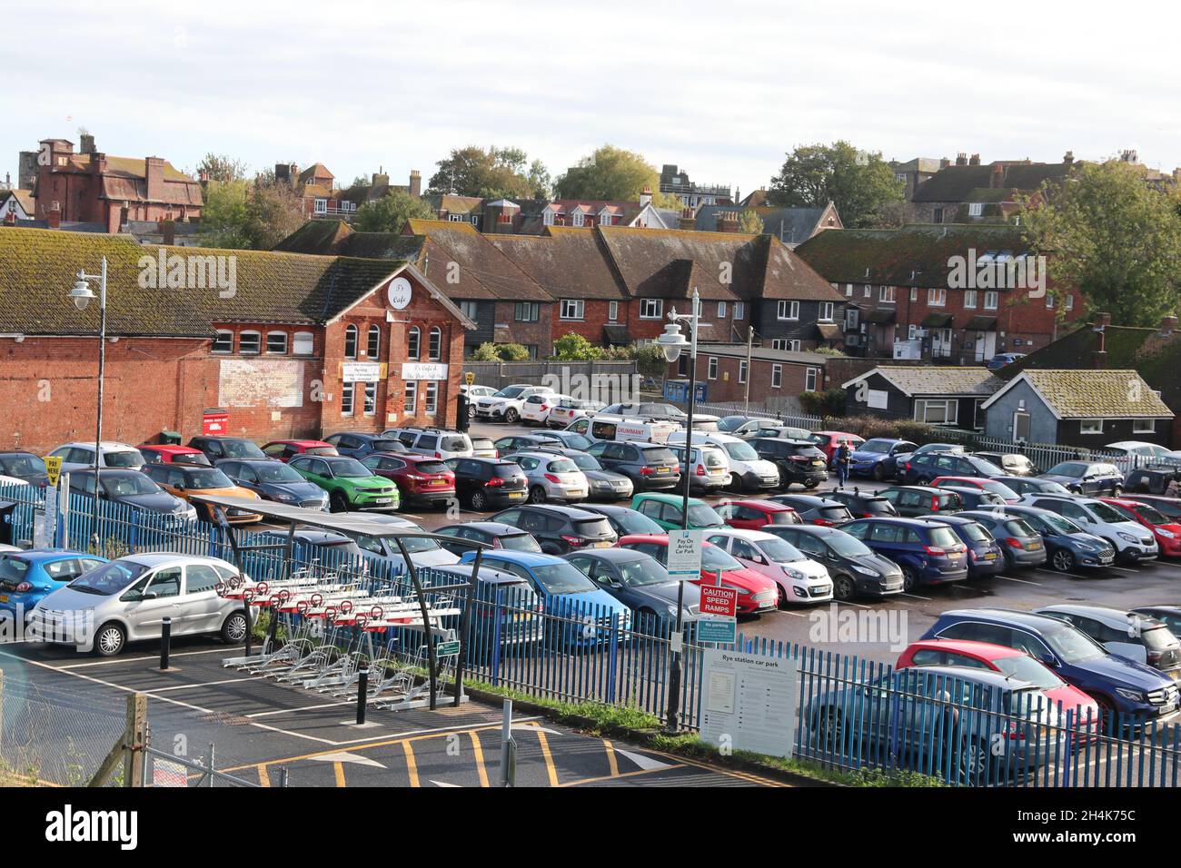 Full car park hi-res stock photography and images - Alamy