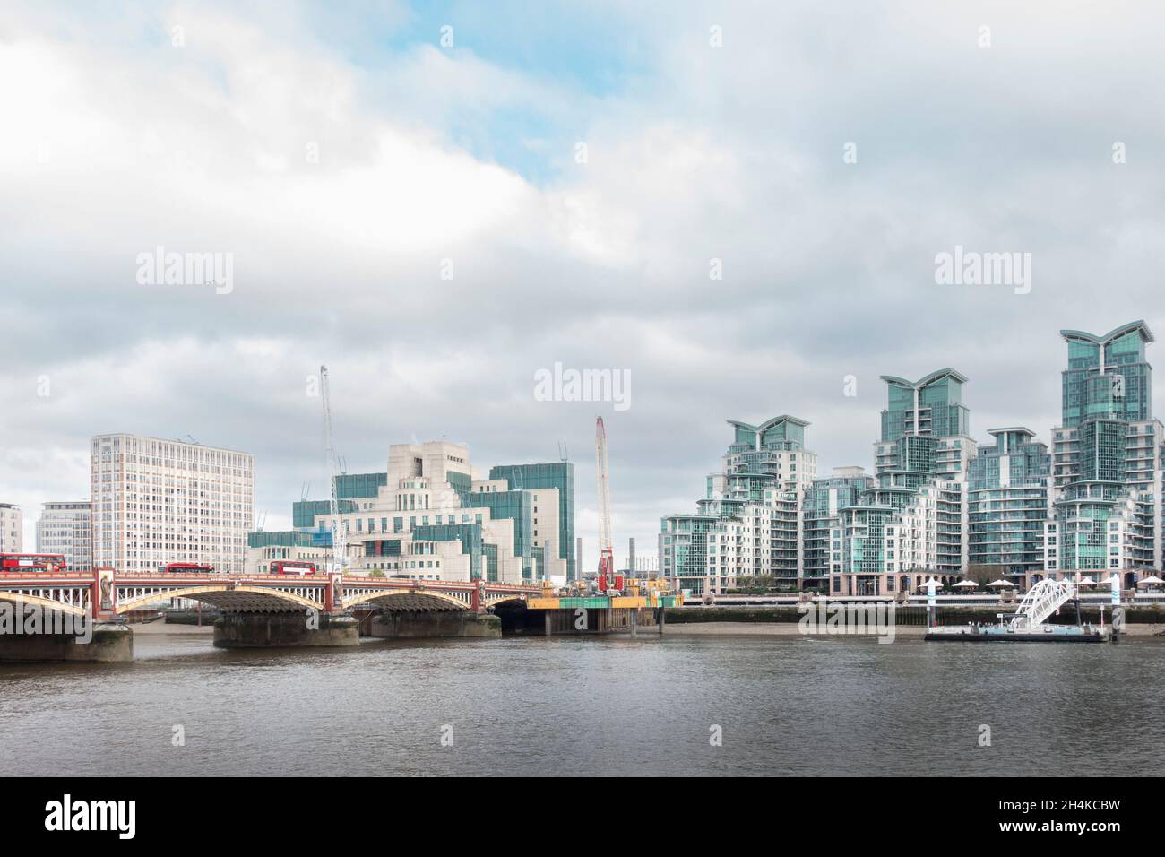 The SIS (MI6) security building, Vauxhall Bridge, River Thames & residential apartments in Nine Elms, London, UK Stock Photo