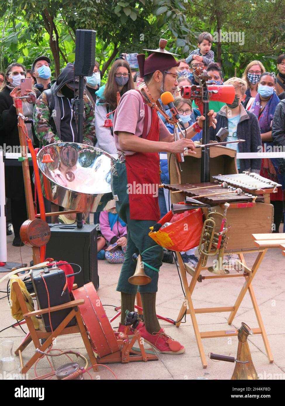 Japanese busker ICHI entertains the visitors to Kew Gardens' Japanese ...