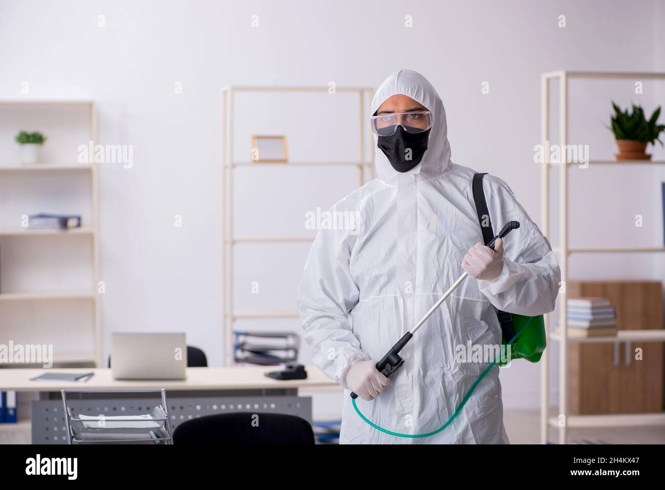 Office sanitizing during coronavirus pandemic hi-res stock photography ...