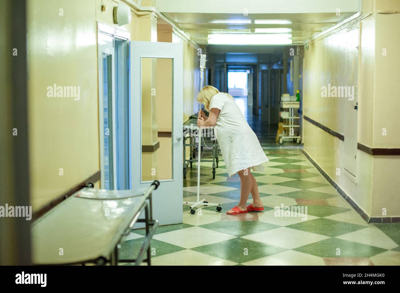 A pregnant woman stands in the corridor of a maternity hospital before