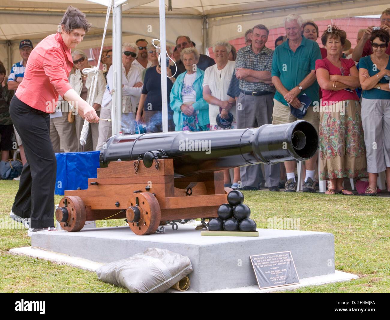 Prime Minister Helen Clark prepares to fire the memorial canon to commemorate HMS Orpheus, New Zealand's worst shipwreck at Manukau Harbour bar on 7 February 1863 with the loss of 189 lives, Rose Gardens Reserve, Mangere Bridge, New Zealand on Tuesday 6 February 2007. Stock Photo