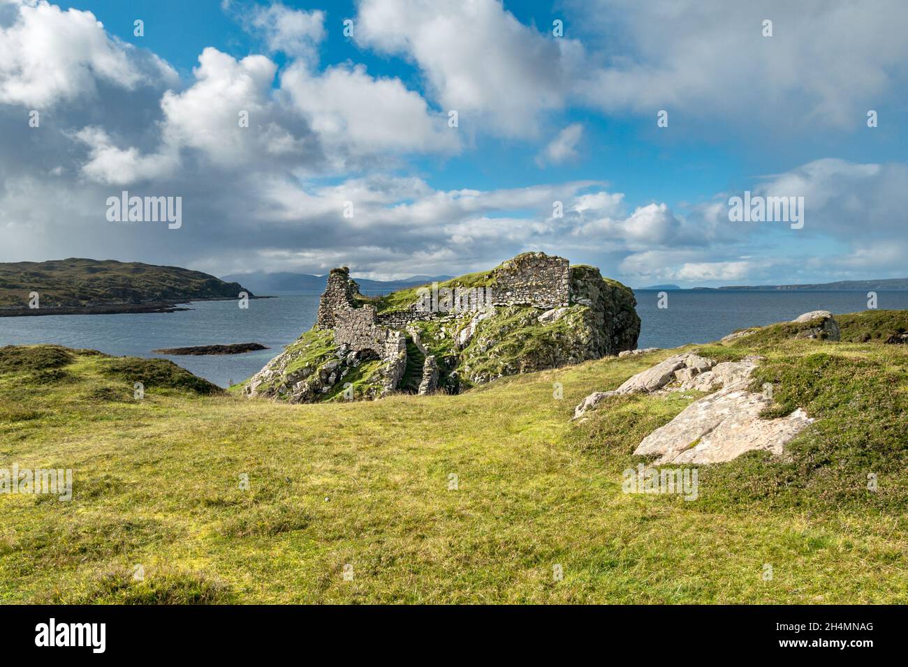 Ruins of Dun Scaich (Dunscaith) Castle, Tokavaig, Isle of Skye, Scotland, UK Stock Photo