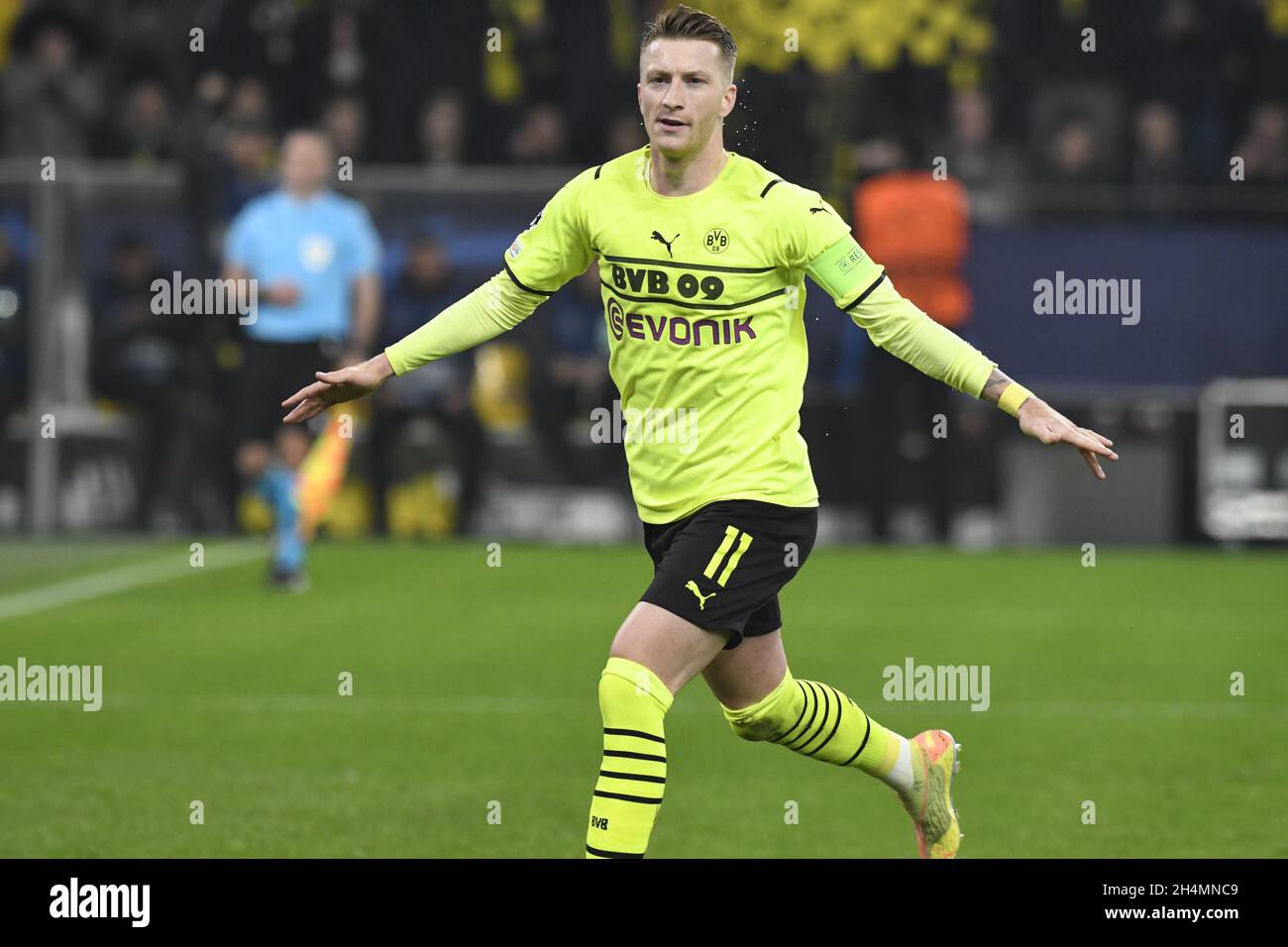 Penalty kick signal hires stock photography and images Alamy