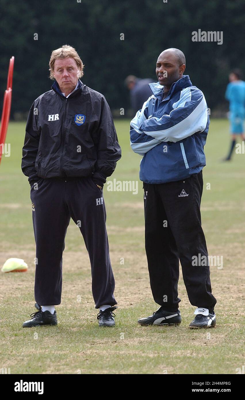 LUTHER BLISSETT WITH HARRY REDKNAPP AND  AT PORTSMOUTH TRAINING. PIC MIKE WALKER, 2004 Stock Photo
