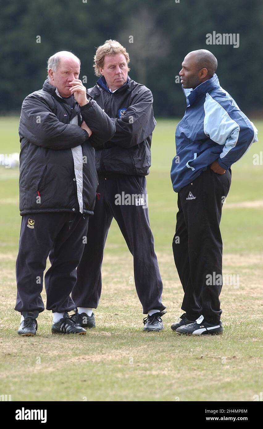 LUTHER BLISSETT WITH HARRY REDKNAPP AND JIMSMITH AT PORTSMOUTH TRAINING. PIC MIKE WALKER, 2004 Stock Photo