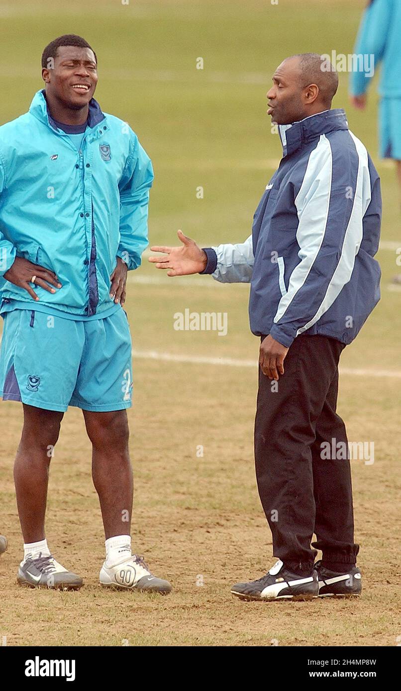 LUTHER BLISSETT SHOWS YAKUBU AYEGBENI THE WAY TO GOAL ON HIS FIRST DAY AS POMPEY'S NEW POMPEY COACH PIC MIKE WALKER, 2004 Stock Photo