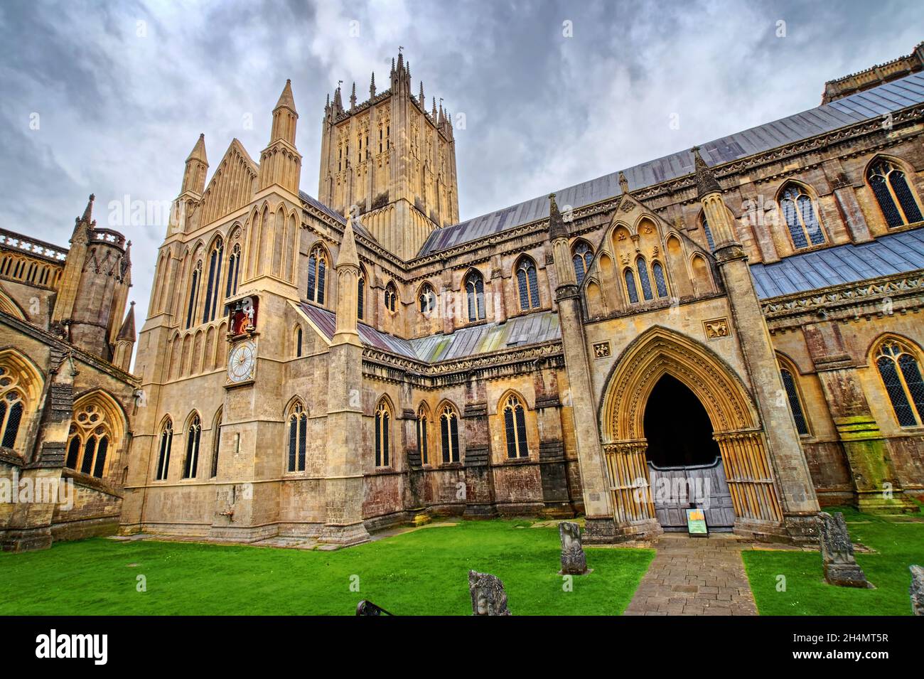 Cathedral facade porch central hi-res stock photography and images - Alamy