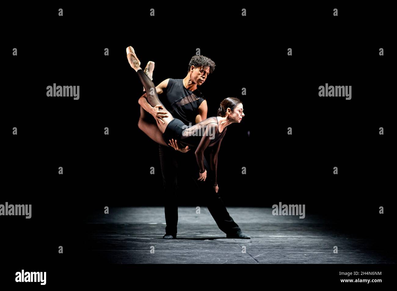 London UK 3rd November 2021 Birmingham Royal Ballet. Alessandra Ferri and  Carlos Acosta perform the world premiere of a new duet Pas de Deux by Goyo  Montero as part of Birmingham Royal