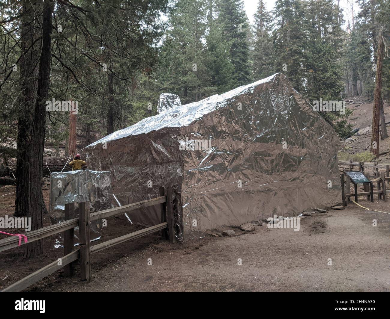 Three Rivers, California, United States. 6th Oct, 2021.  Gamlin Cabin Protection KNP Complex wildfire in Sequoia & Kings Canyon National Parks, Three Rivers, California. A fire, beginning with a lightning strike September 9, 2021, burned over 88-thousand acres in the Sequoia and Kings Canyon National Parks including part of an historic grove of giant sequoia trees. Stock Photo