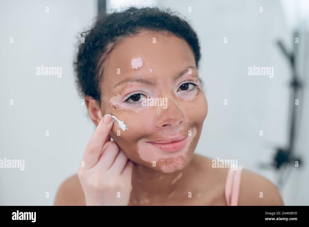 Woman applying moisturizing cream hi-res stock photography and images ...