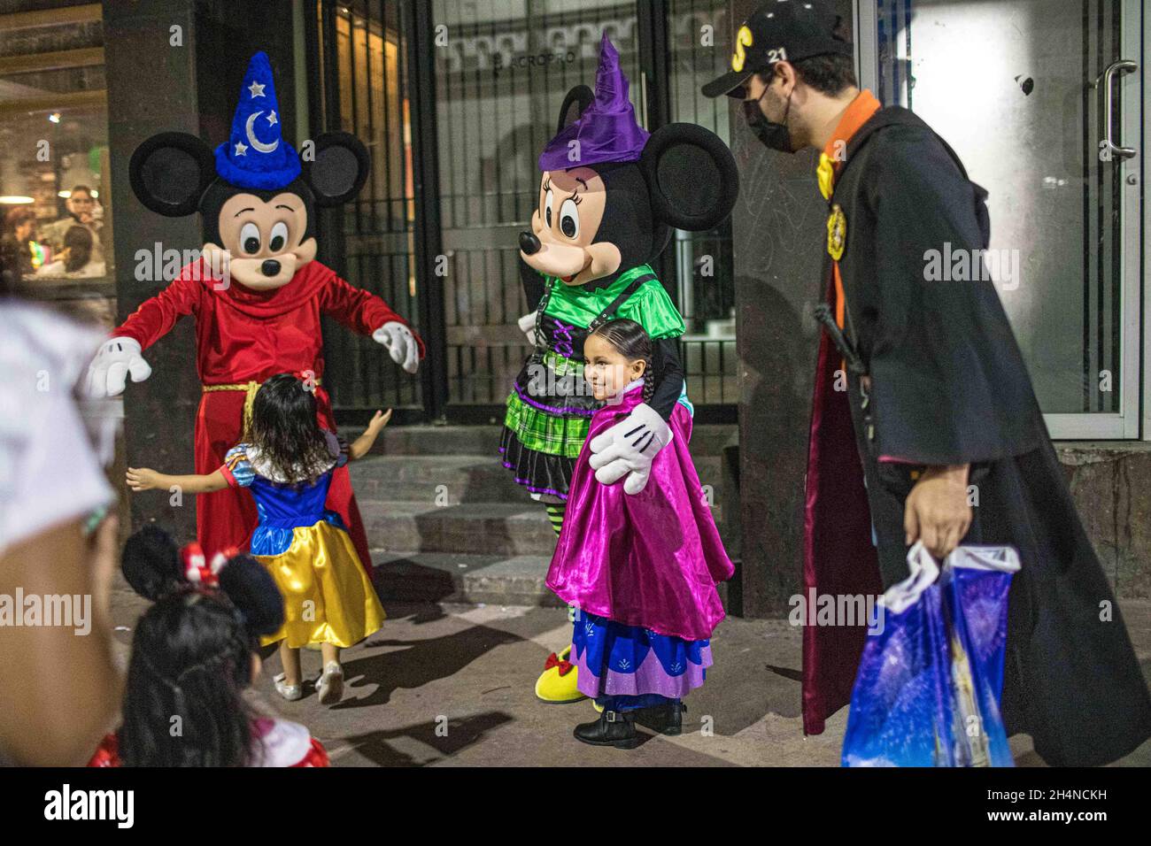 Mickey and Mimi, Mickey mouse, Walt Disney boots, children's characters in  Hermosillo, Mexico on Oct 2021. Mickey y Mimi, raton Mickey, botargas de  Walt Disney , personajes infantiles en Hermosillo, Mexico a