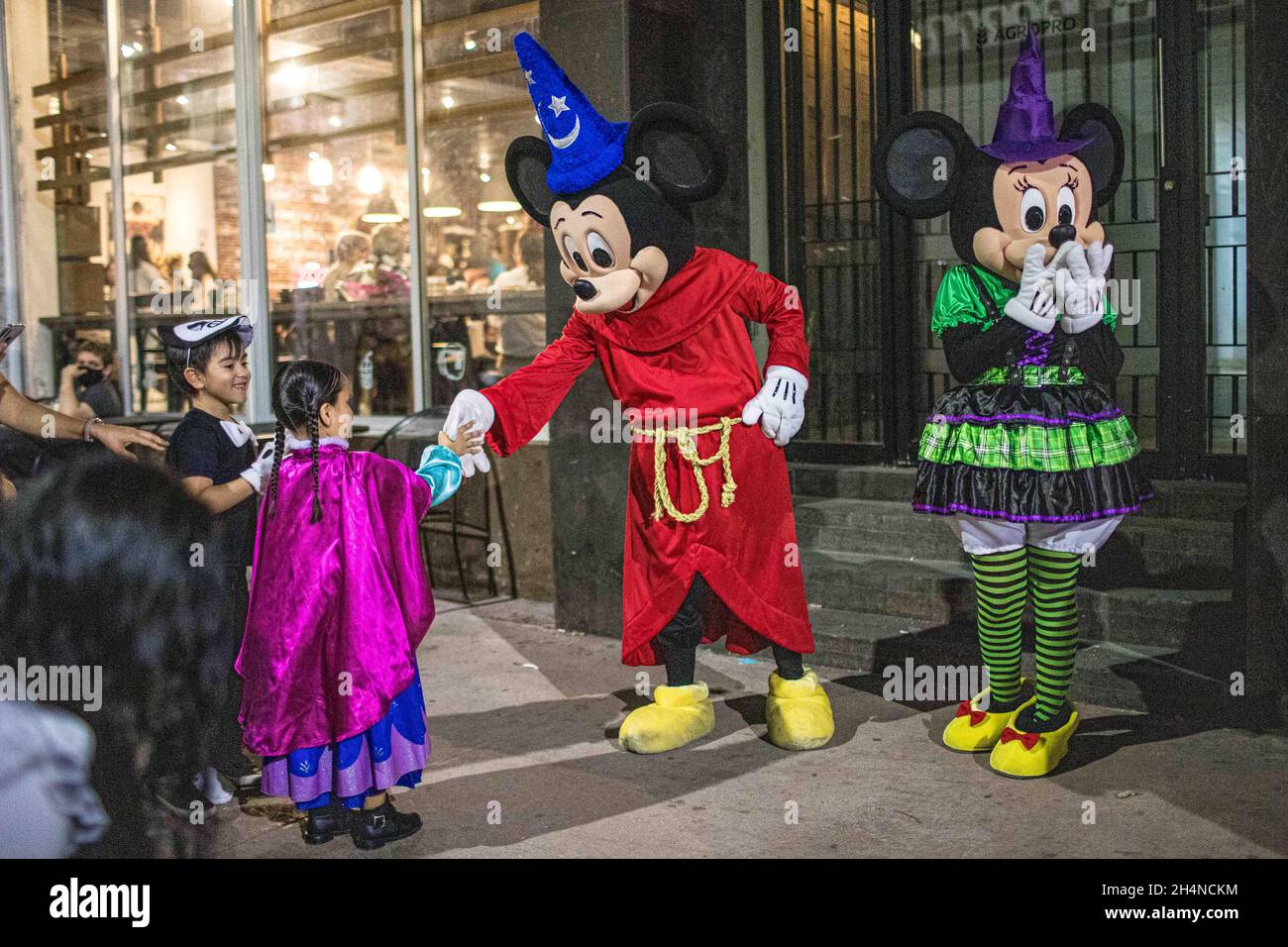 Mickey and Mimi, Mickey mouse, Walt Disney boots, children's characters in  Hermosillo, Mexico on Oct 2021. Mickey y Mimi, raton Mickey, botargas de  Walt Disney , personajes infantiles en Hermosillo, Mexico a