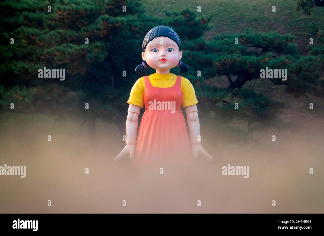 YoungHee, Nov 2, 2021 : A replica of the giant doll called 'YoungHee' which appears in Netflix series 'Squid Game' is displayed at the Olympic Park in Seoul, South Korea. Credit: Lee Jae-Won/AFLO/Alamy Live News Stock Photo
