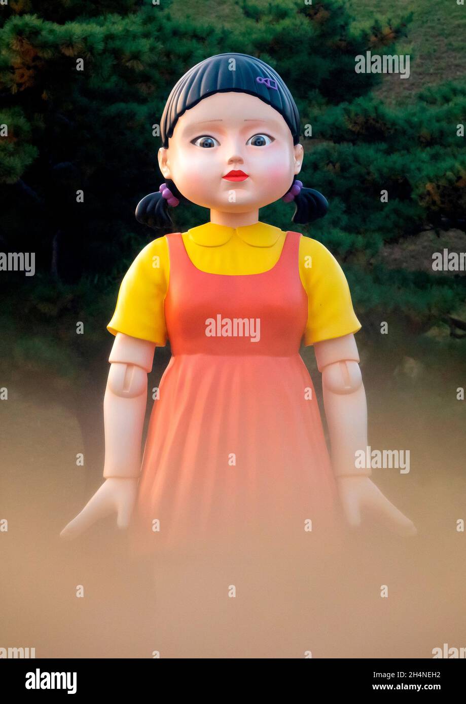 YoungHee, Nov 2, 2021 : A replica of the giant doll called 'YoungHee' which appears in Netflix series 'Squid Game' is displayed at the Olympic Park in Seoul, South Korea. Credit: Lee Jae-Won/AFLO/Alamy Live News Stock Photo