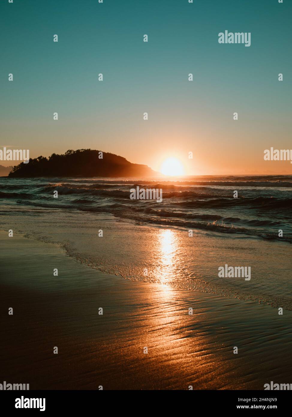Sunrise on the beach and ocean waves Stock Photo - Alamy