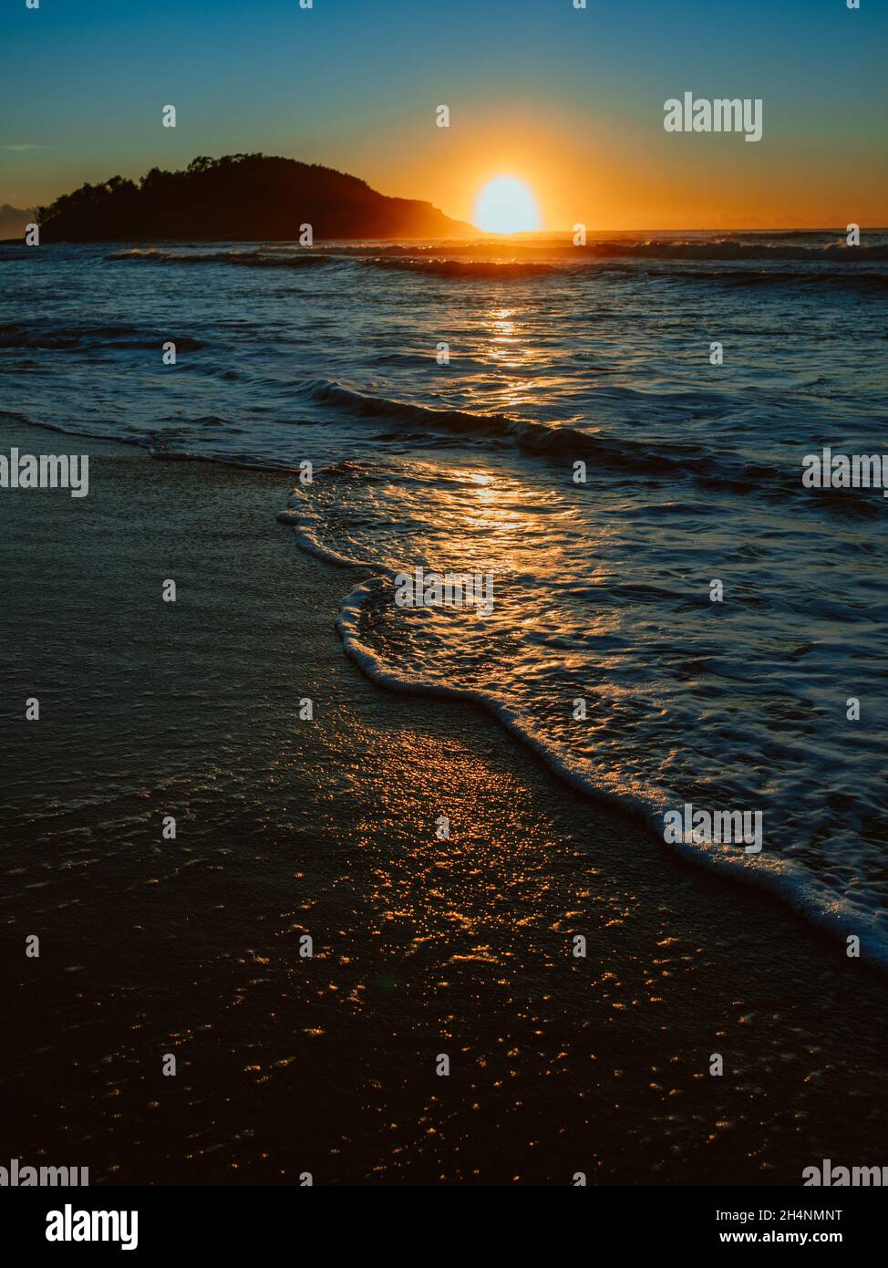 Sunrise on the beach and ocean waves Stock Photo - Alamy