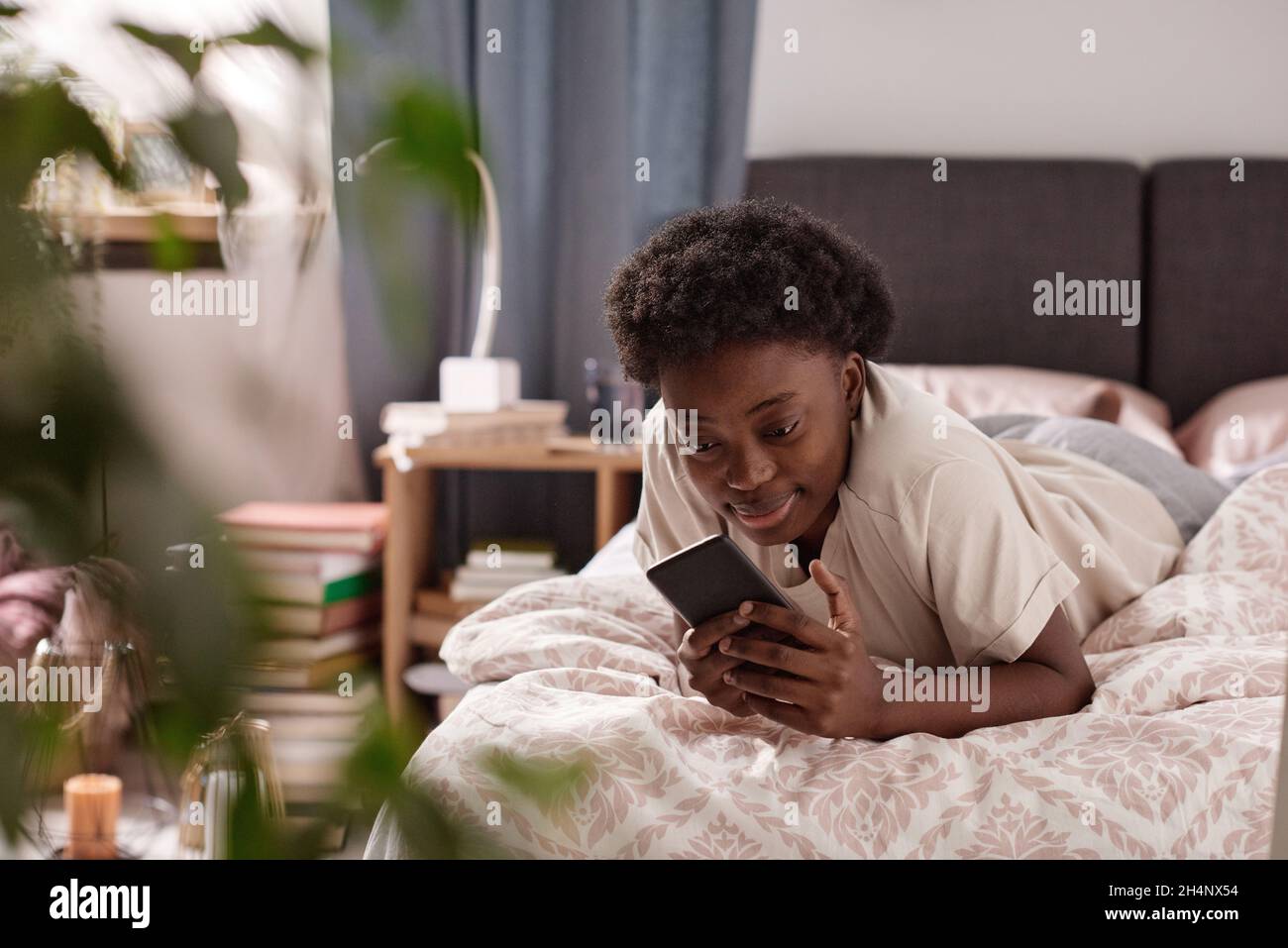 Cute african woman reading book hi-res stock photography and images - Alamy