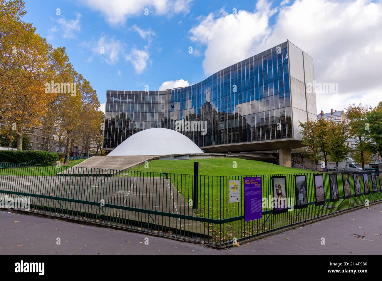 Exterior view of the headquarters of the French Communist Party (PCF), built in 1971 by Brazilian architect Oskar Niemeyer Stock Photo