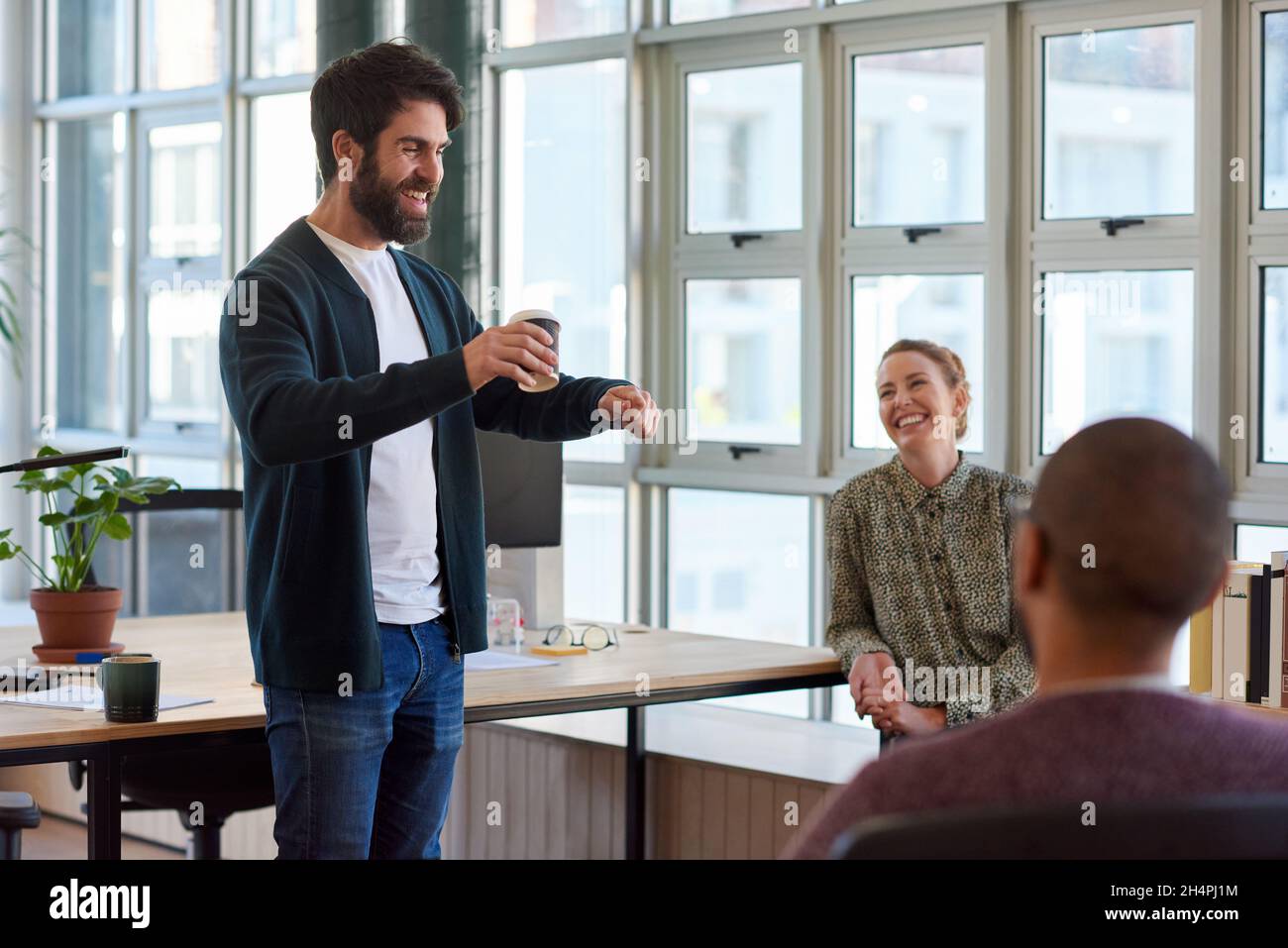 Casual office meeting hi-res stock photography and images - Alamy