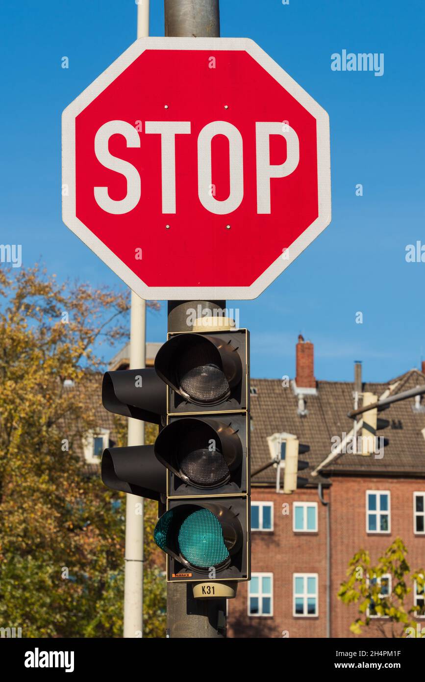 Verkehrsampel als Synonym der Zusammensetzung einer Regierungskoalition mit Stop Schild Stock Photo