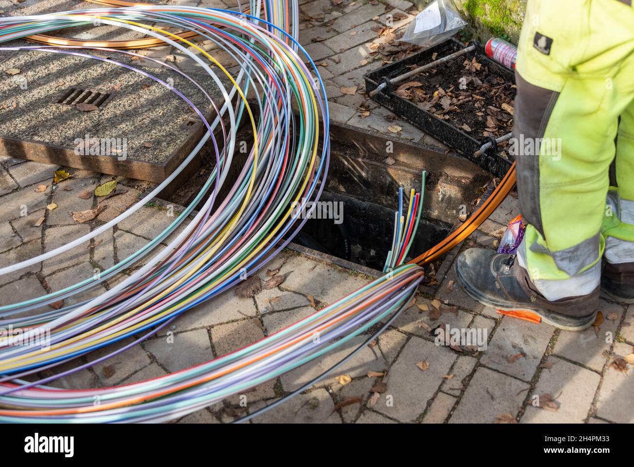 Infrastrukturmaßnahme Verlegung von Glasfaserleitungen für das schnelle Internet Stock Photo
