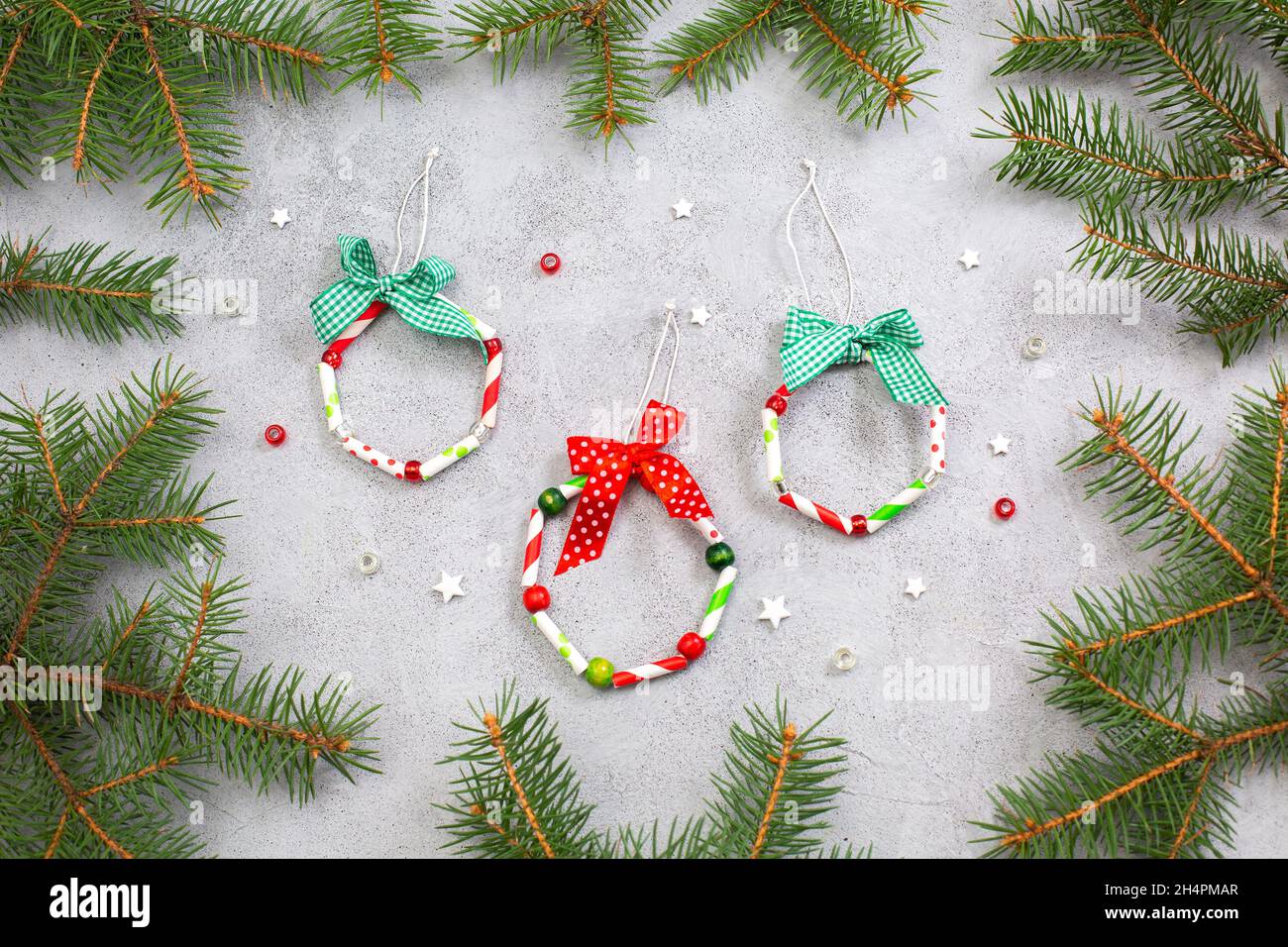 https://c8.alamy.com/comp/2H4PMAR/christmas-wreath-ormaments-from-paper-straw-step-by-step-instructions-step-10-finished-result-around-the-christmas-tree-diy-craft-for-children-hobbies-at-home-2H4PMAR.jpg